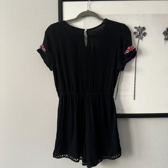 Kendall & Kylie | EUC Black Floral Embroidered Short Sleeve V-Neck Romper Small - Picture 5 of 10